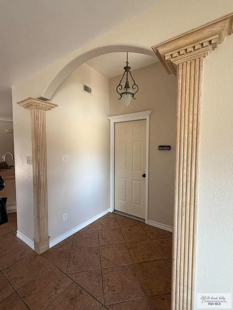 3 bed, 2.0 bath, 1380 sqft, $1,600 — Photo 2