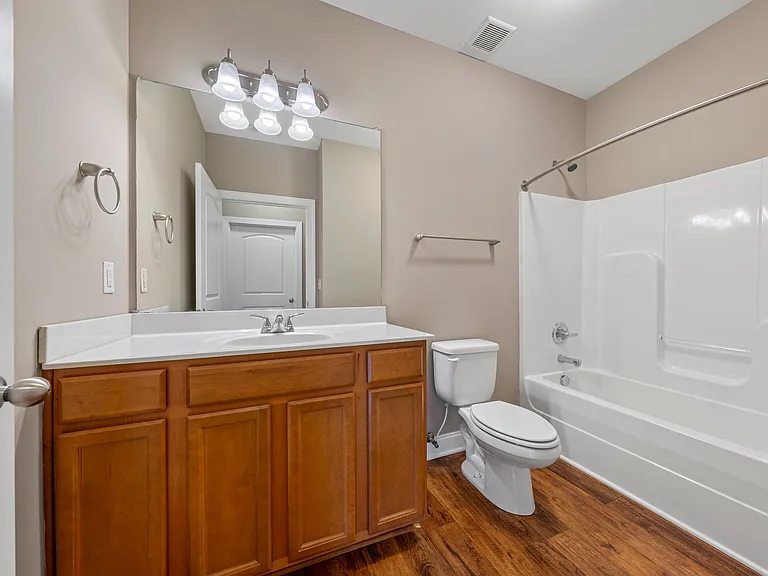 Mount Victor Olde Towne Luxury Apartments — Photo 113