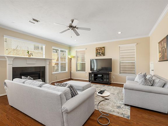 4th image of 2632 Couch St