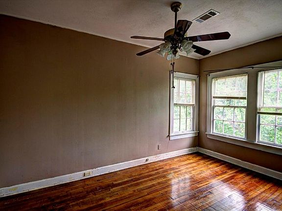 5th image of 226 Poete St