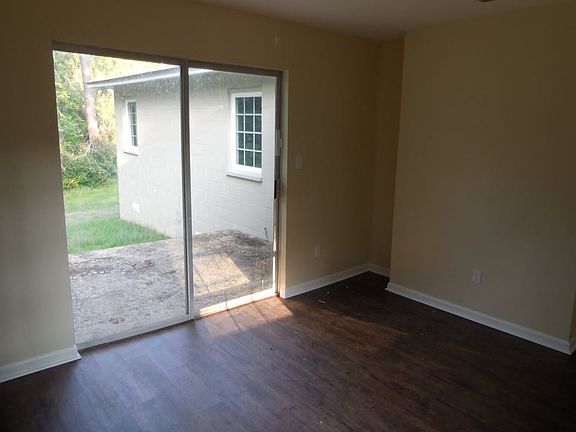 3rd image of 401 SE Short St
