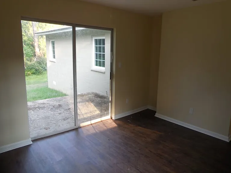 401 SE Short St — Photo 3