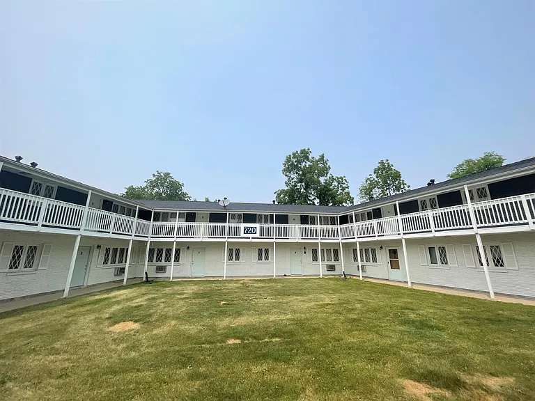 720 4th Avenue Pl — Photo 1