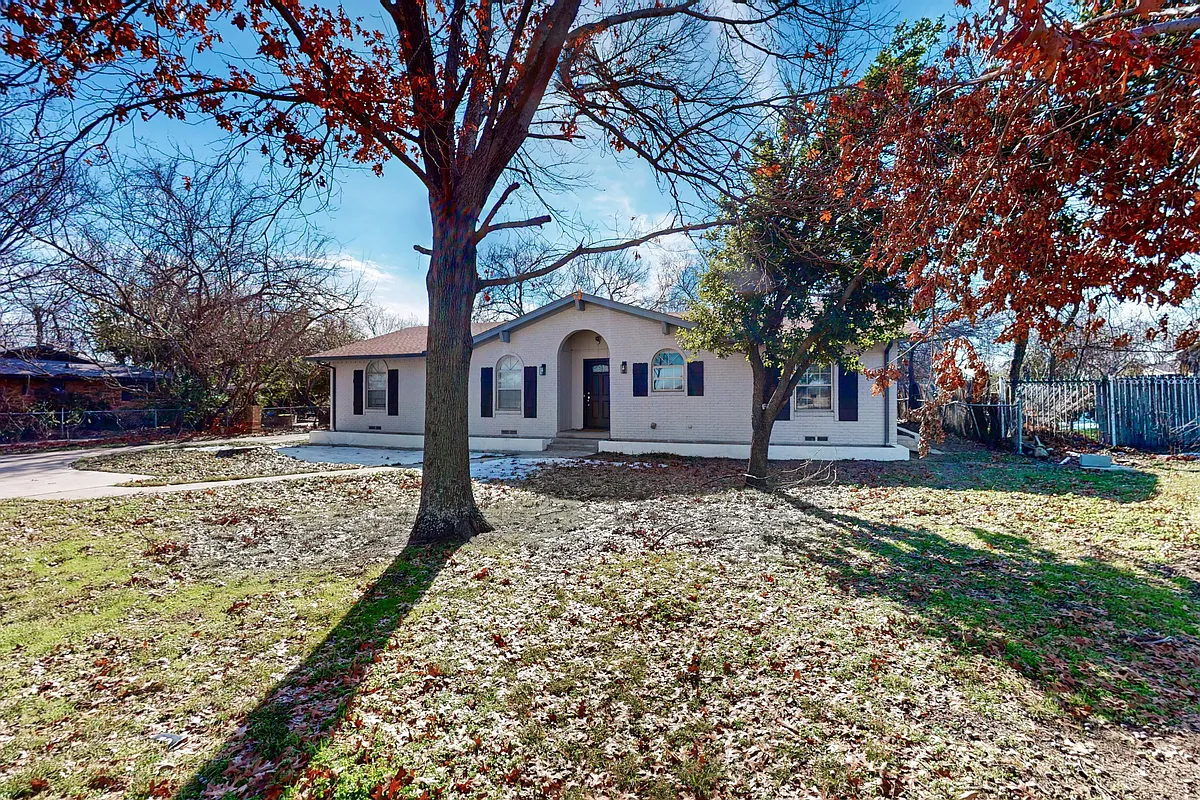 Building Photo - 4620 E University Dr