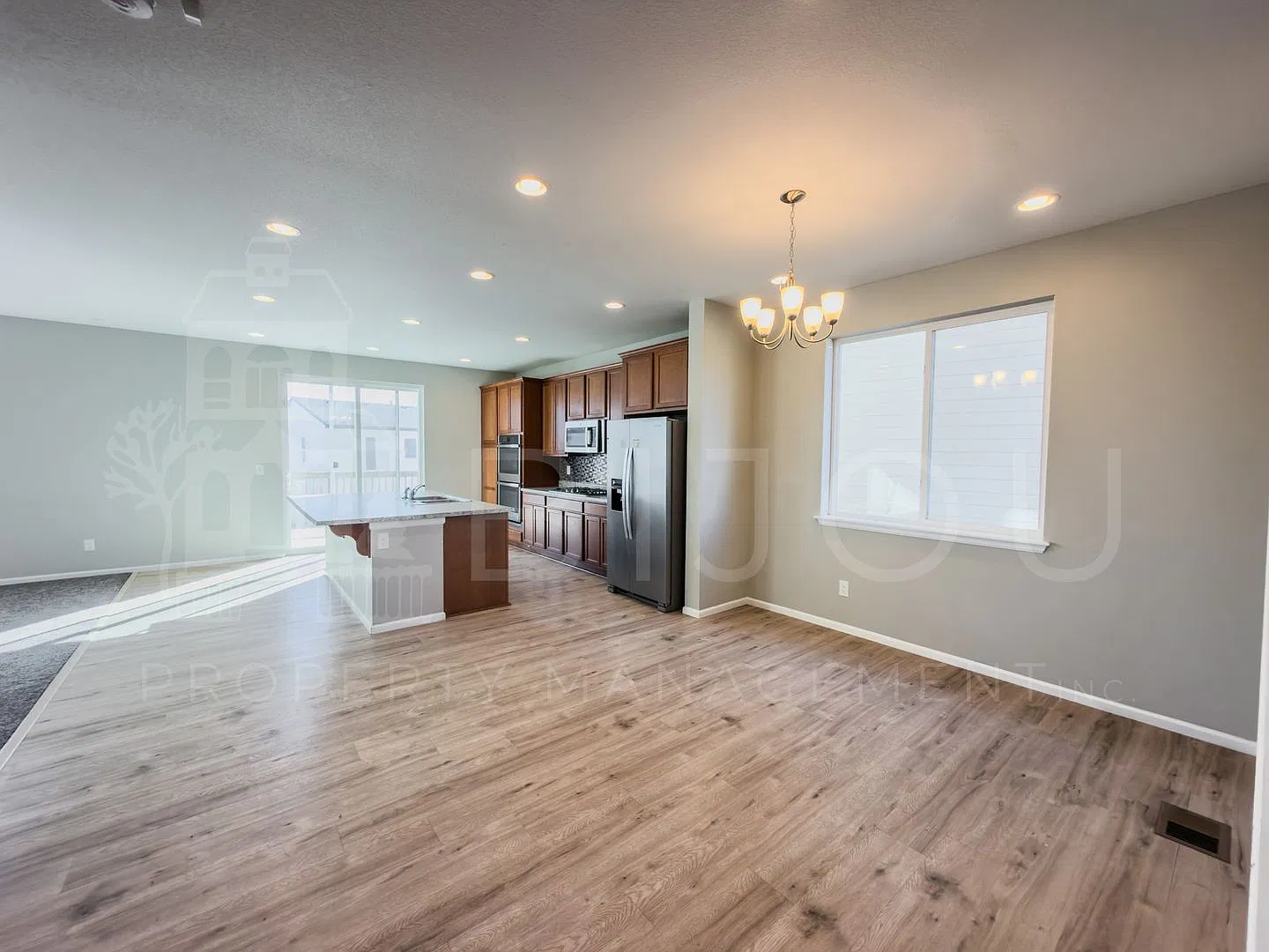 Beautiful 4-Bedroom Home in Colorado Springs — Photo 3
