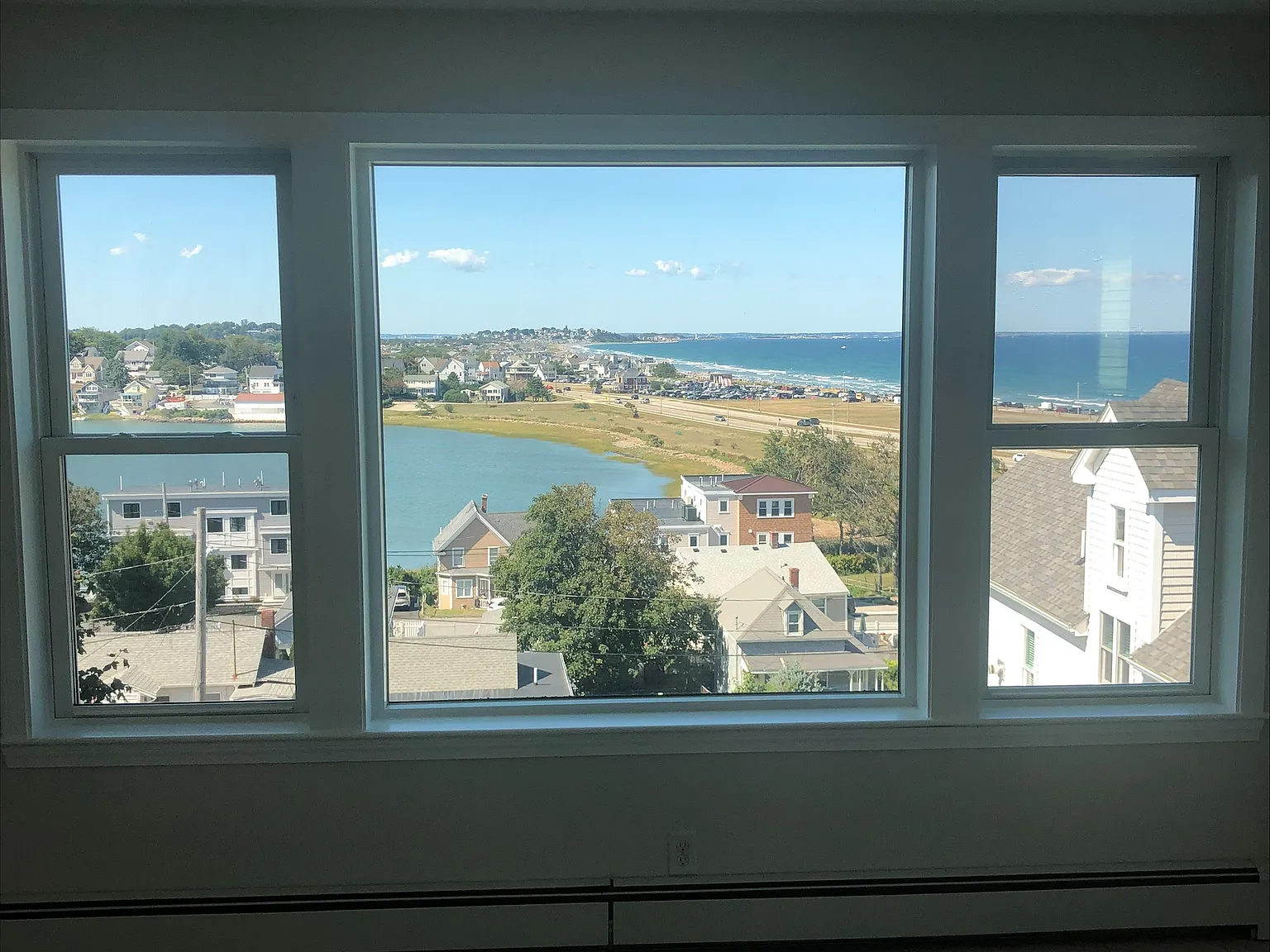 4 bed, 2.5 bath, 2900 sqft, $4,200 — Photo 2