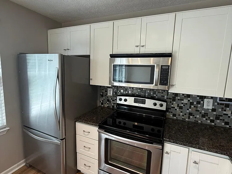 805 London Ct — Photo 12