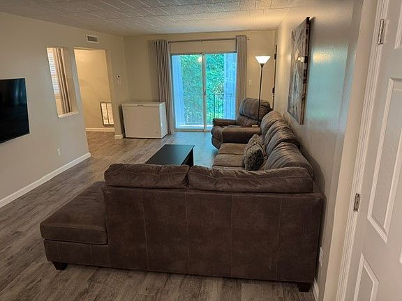 4th image of 610 Camelot Dr