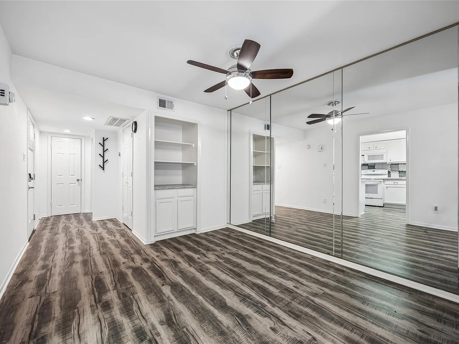 2 bed, 2.0 bath, 1358 sqft, $2,000 — Photo 4