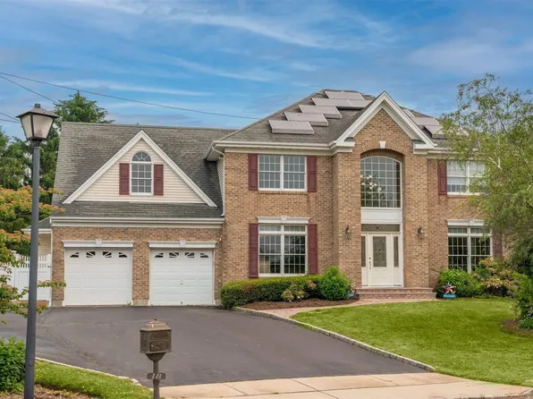 18 Greenbrush Court, Greenlawn, NY 11740