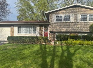 318 W Hackberry Dr, Arlington Heights, IL 60004