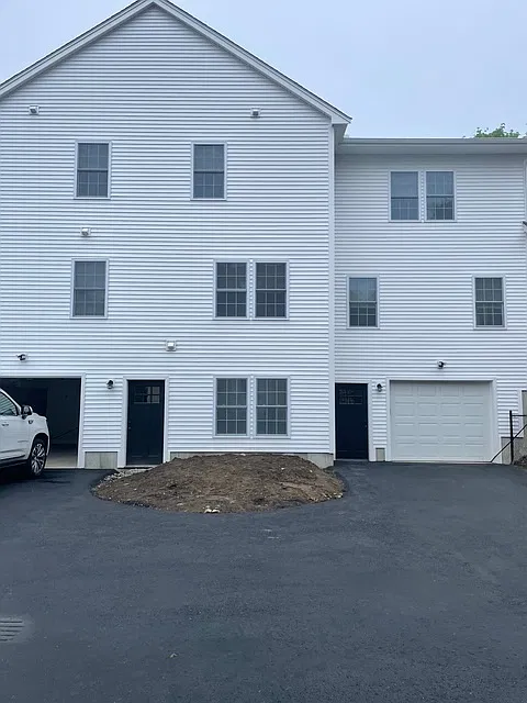 3 bed, 2.5 bath, 2400 sqft, $4,600 — Photo 4