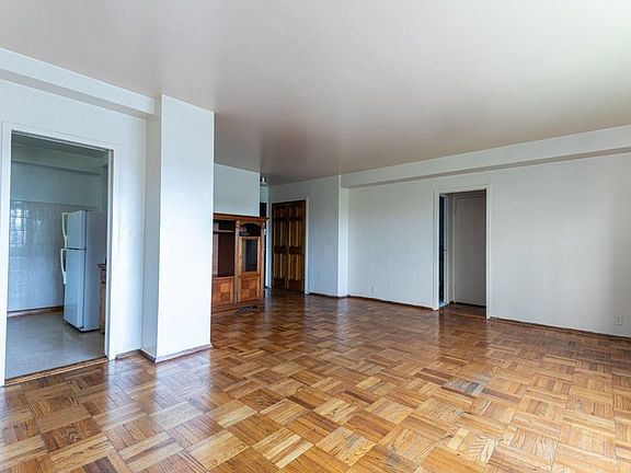 3rd image of 4 Fordham Hill Oval APT 6D