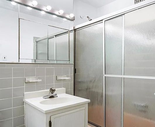 5th image of 340 E 83rd St APT 2D