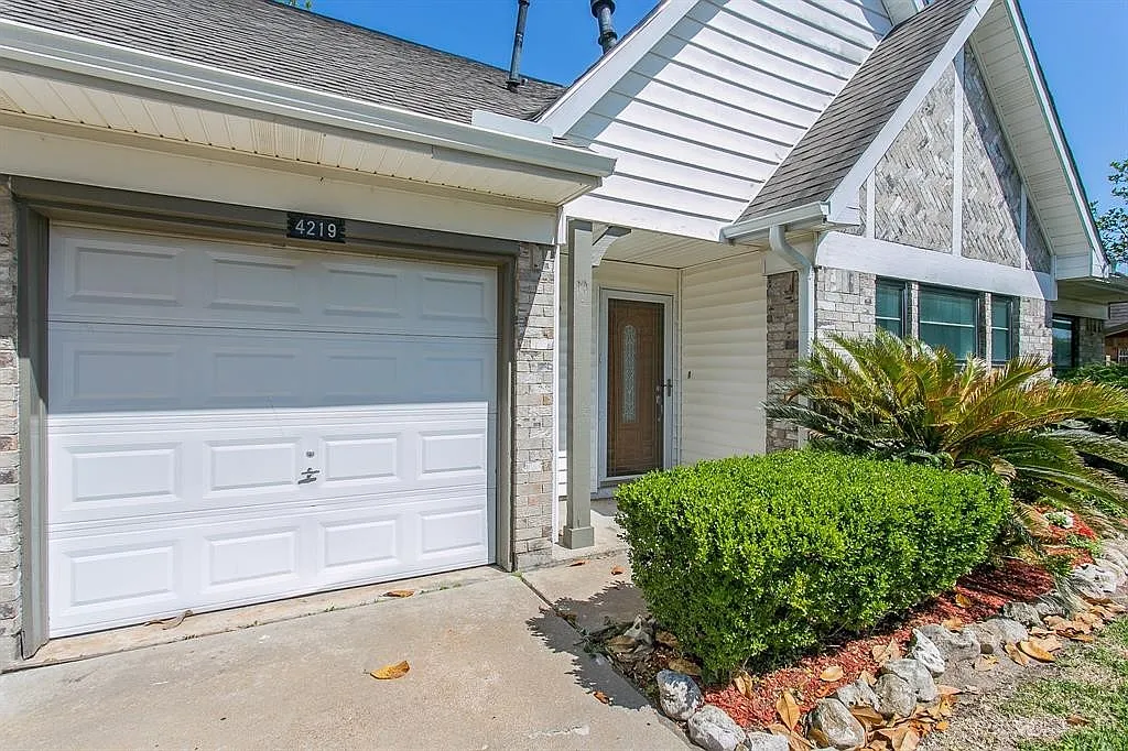 Beautifully renovated 4 bedroom home in a great subdivision — Photo 2