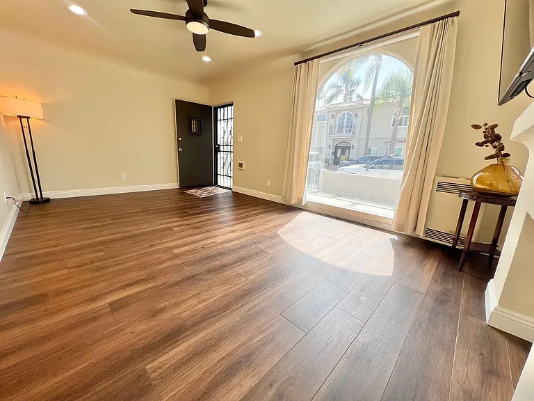 235 Pomona — Photo 2