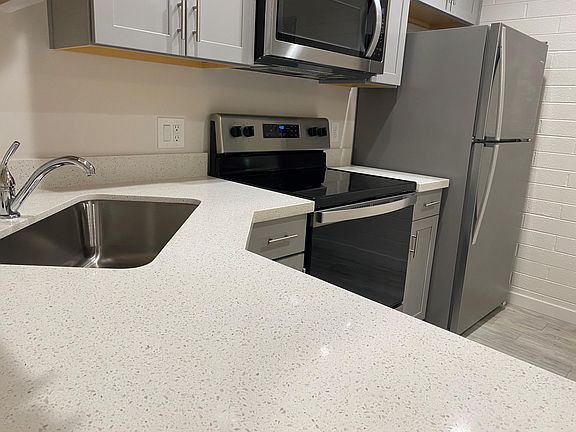 4th image of 914 S Kenwood Cir