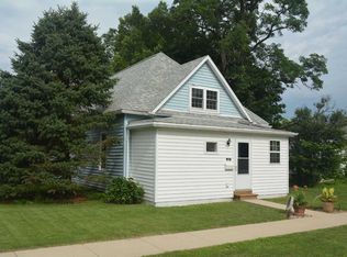 913 River St, Decorah, IA 52101