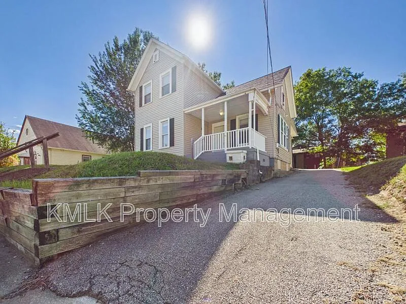 5 bed, 2.5 bath, 1618 sqft, $1,695 — Photo 2
