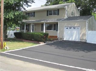 1825 N Monroe Ave, West Islip, NY 11795