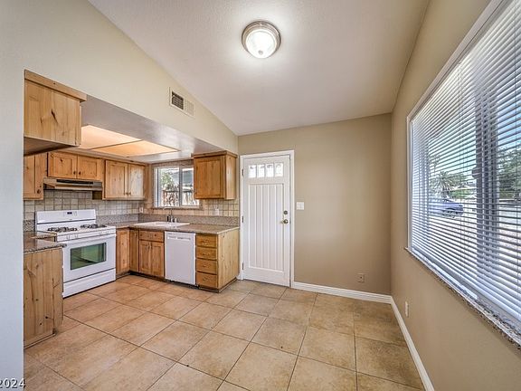 3rd image of 6179 Craigmont Ave