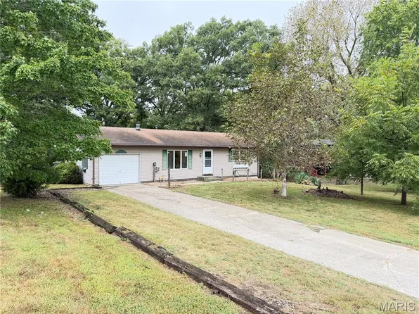 16825 Lakeside Dr, Carlinville, IL 62626