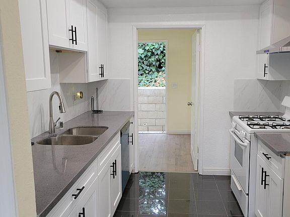 3rd image of 107 E Graves Ave