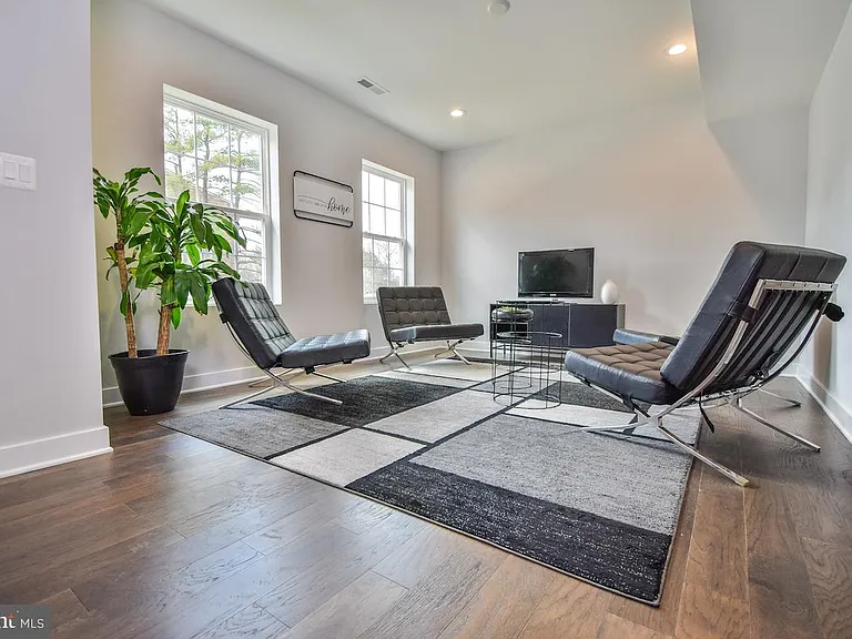 8276 Safarian Way — Photo 5
