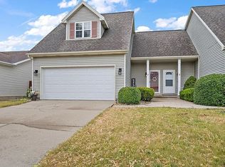 7 Lake Trail Rd, Bloomington, IL 61701