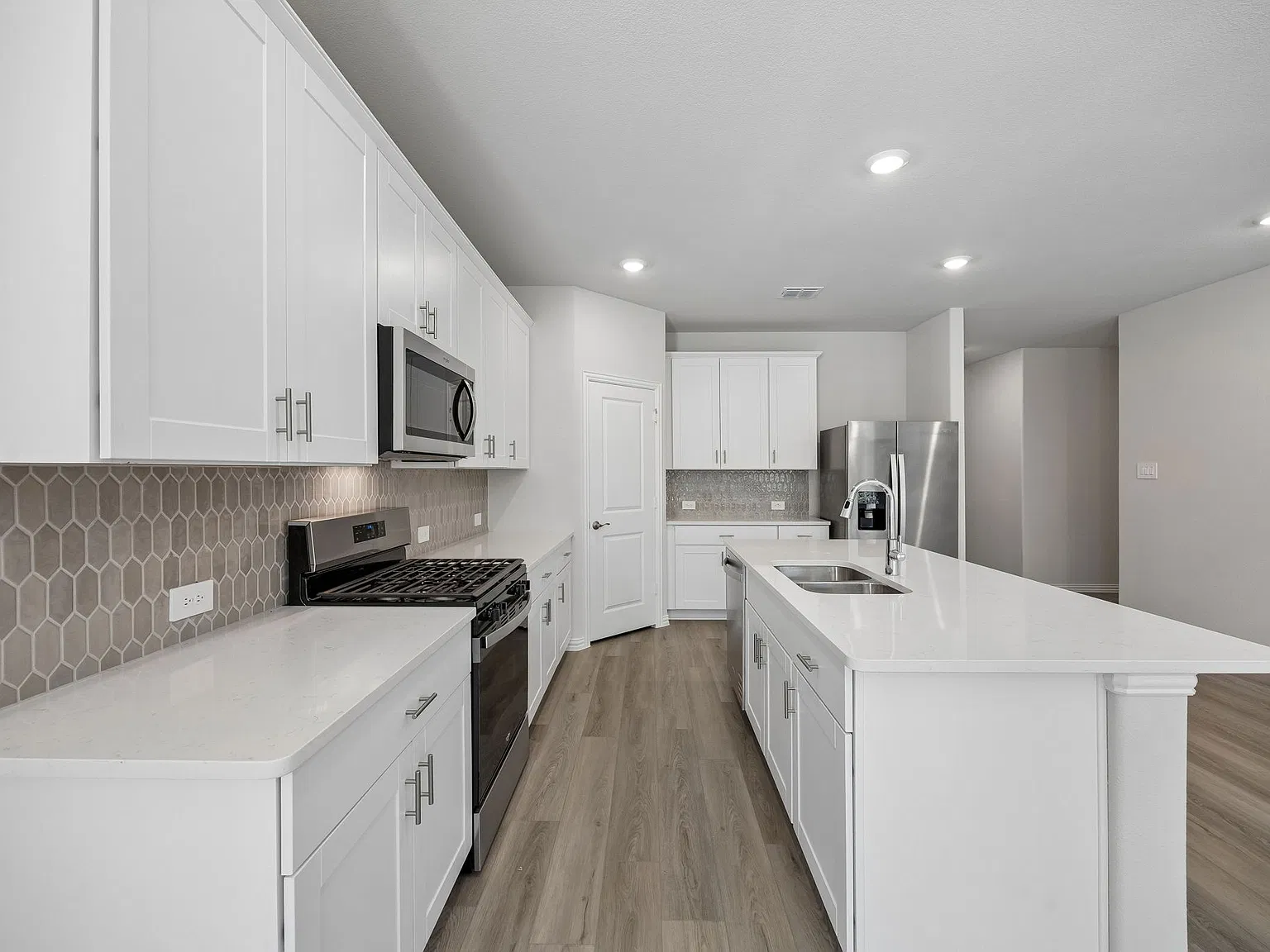 5 bed, 3060 sqft, $2,999 — Photo 4