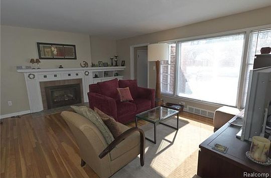 4th image of 2248 W Lincoln Ave