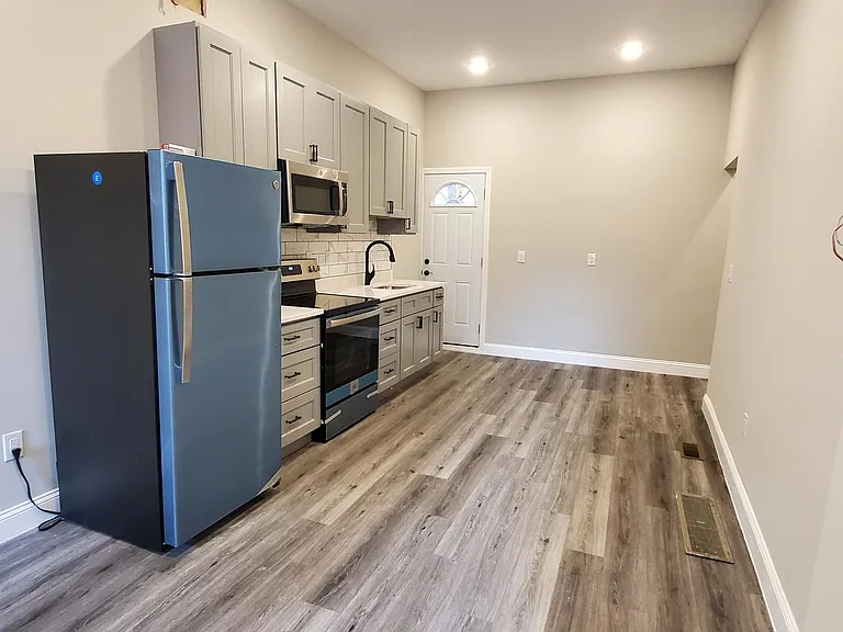 2221 N Franklin St — Photo 2
