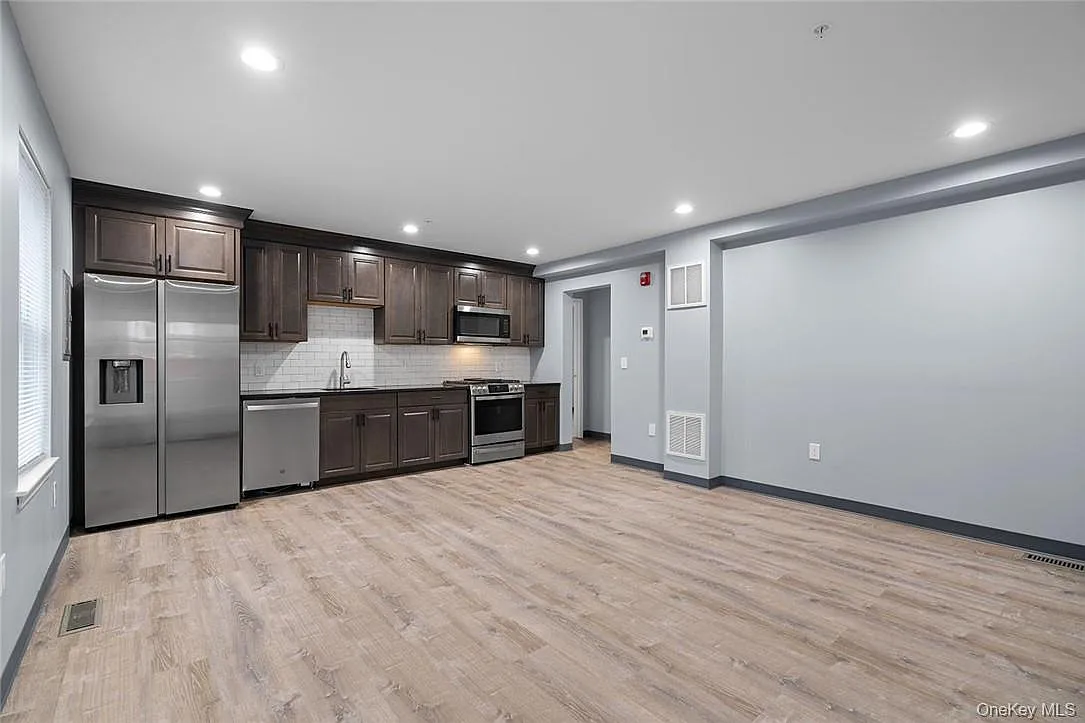 Building Photo - 20 Oak St #2