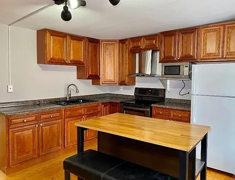 2 Bed / 1 Full Bath Town home in Federal Hill — Photo 4