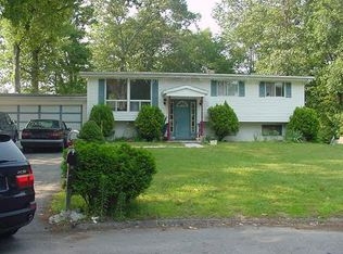 4 Sachem Ln, Ledyard, CT 06339