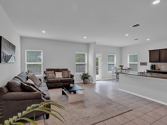 5th image of 723 Emerald Dr
