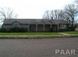 1900 Sierra Ct, Pekin, IL 61554
