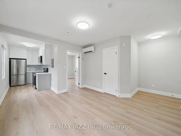251 Simcoe St S #204 — Photo 2