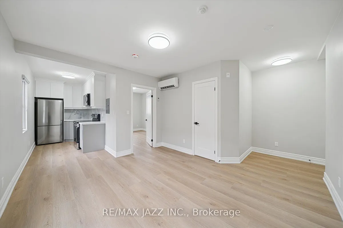 Building Photo - 251 Simcoe St S #204
