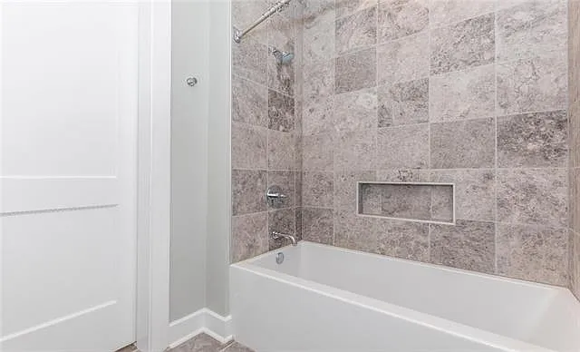 818 Howard Ave #402 — Photo 16