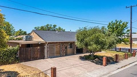 4th image of 819 2nd St