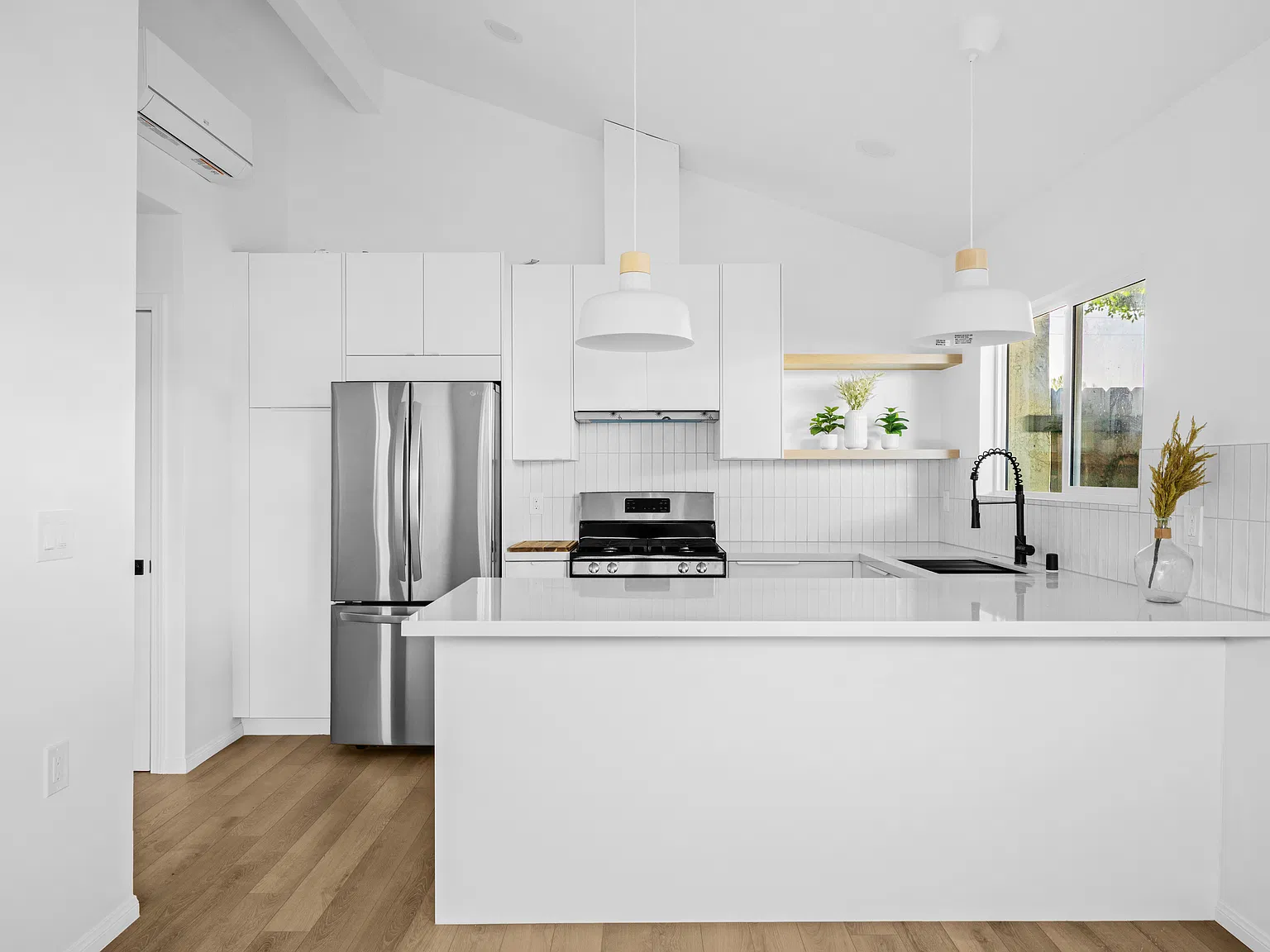 1 bed, 404 sqft, $2,595 — Photo 2