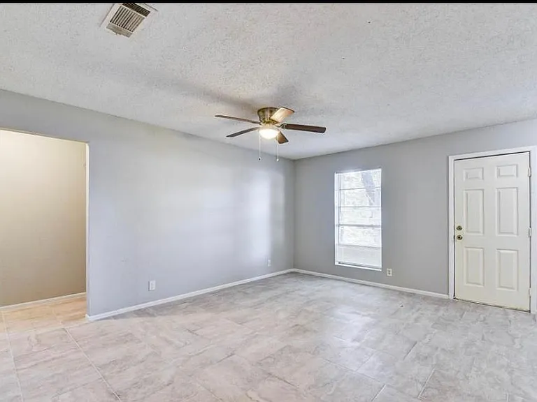 424 Fisher St — Photo 5