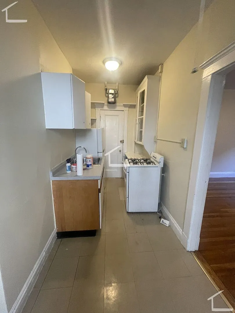 10/1 No Fee! Spacious 1BR apartment on Allston/Brookline border — Photo 3