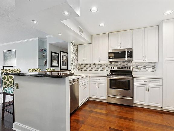 5th image of 1750 Saint Charles Ave APT 435