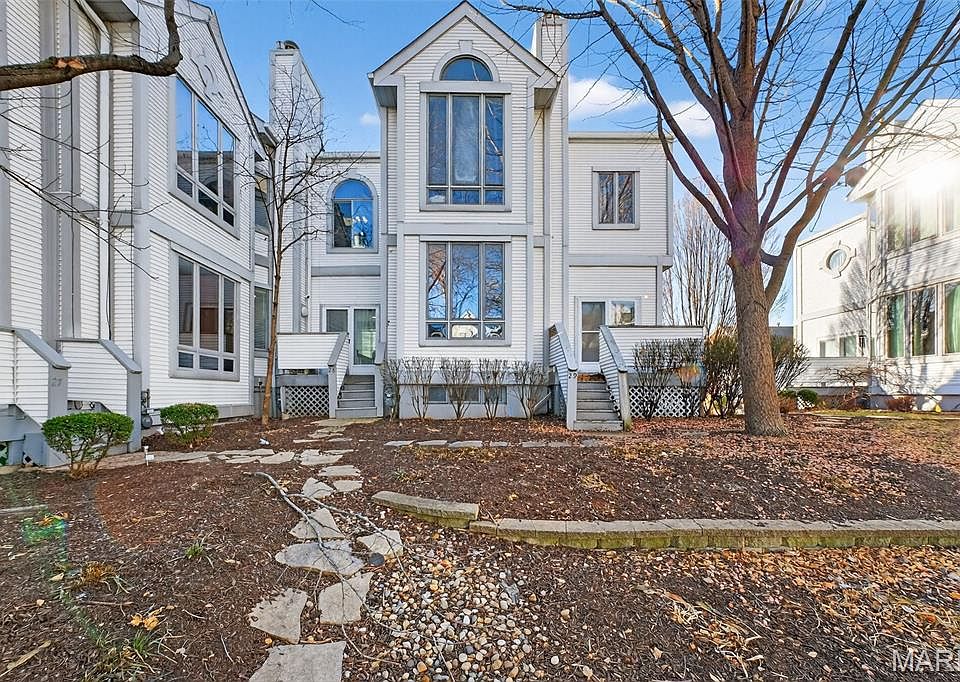 1st image of 28 Columbus Square Dr