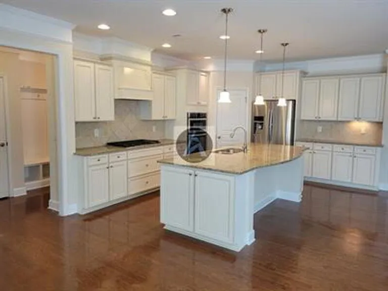 1008 Applegate Dr — Photo 4
