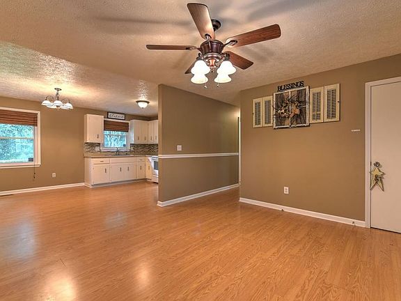 5th image of 496 W Valley Dr