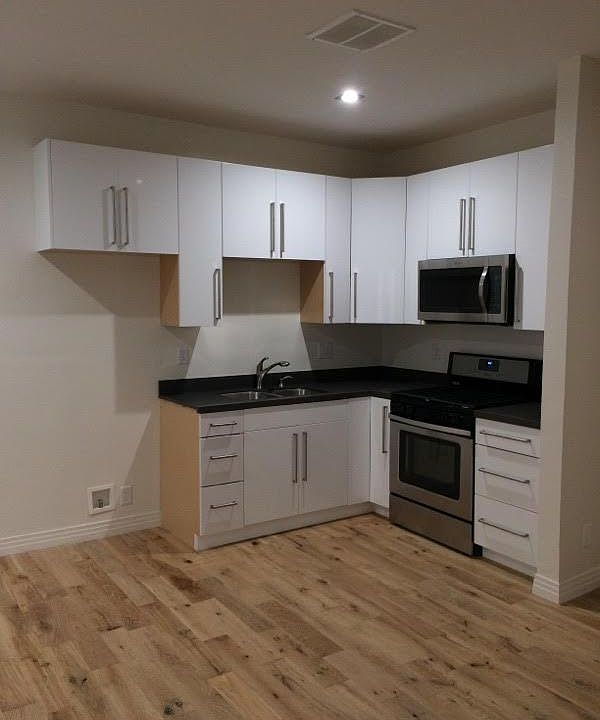 1st image of 4846 Rosewood Ave APT 1