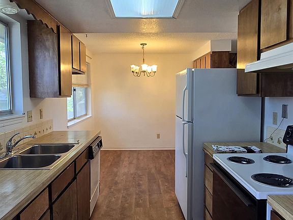 3rd image of 796 Skyhawk Dr